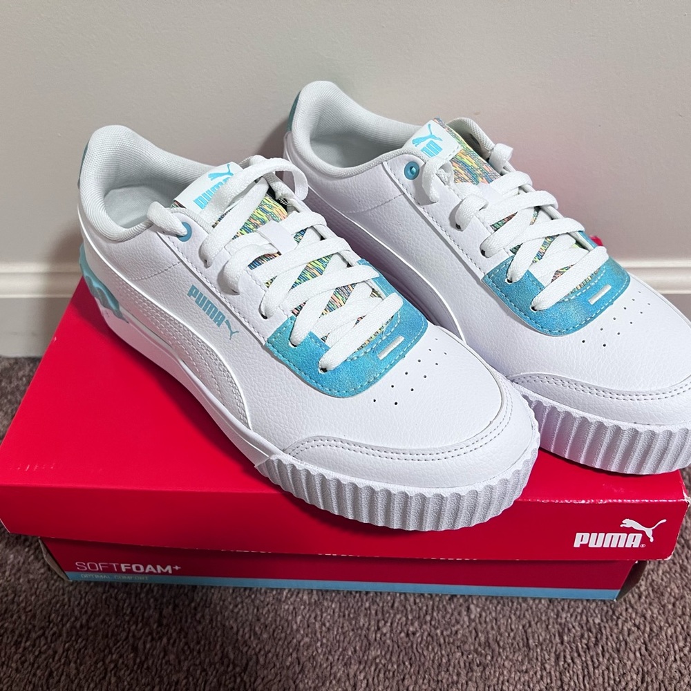 Woman’s puma sneaker 9.5 in size multi color